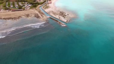 Hava atış, inanılmaz güzel günbatımı ışık ile lots-in bulutlar deniz sakin