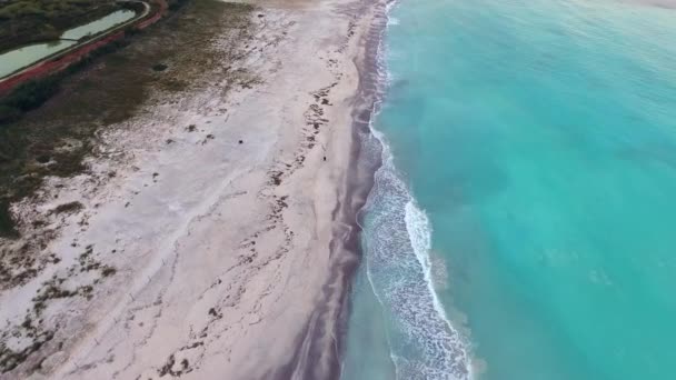 Antenn skott, otroligt vackra lugna havet i solnedgången ljus med massor av moln — Stockvideo