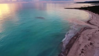 Hava atış, inanılmaz güzel günbatımı ışık ile lots-in bulutlar deniz sakin