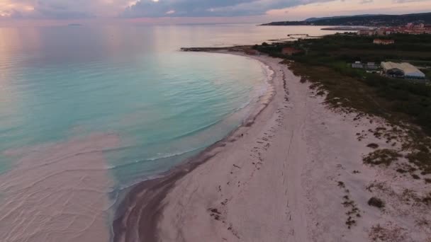 Повітряний постріл, неймовірно красиве спокійне море на заході сонця світло з великою кількістю хмар — стокове відео