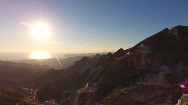 空中拍摄的世界著名的卡拉拉大理石洞穴柔和的夕阳光 — 图库视频影像