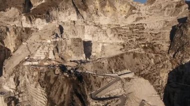Hava atış, dünyanın ünlü Carrara mermer yumuşak günbatımı ışıkla mağaralar.