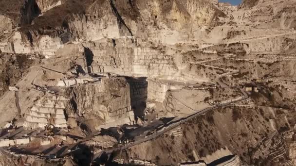 Tiro aéreo, as cavernas de mármore mundialmente famosas de Carrara com a luz suave do por do sol — Vídeo de Stock