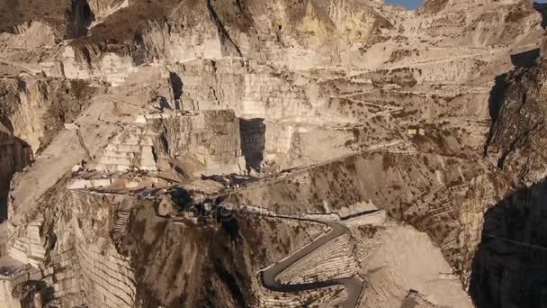 Tiro aéreo, as cavernas de mármore mundialmente famosas de Carrara com a luz suave do por do sol — Vídeo de Stock