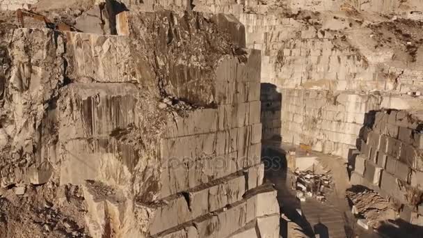 Luchtfoto schot, Carrara-marmer van de wereld-beroemde grotten met het zachte licht van de zonsondergang — Stockvideo