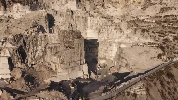 Luchtfoto schot, Carrara-marmer van de wereld-beroemde grotten met het zachte licht van de zonsondergang — Stockvideo