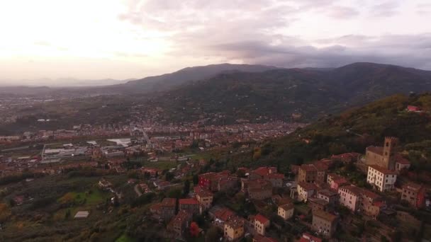 Vue aérienne, magnifique petit village sur la colline survolant, au milieu des couleurs de l'automne — Video