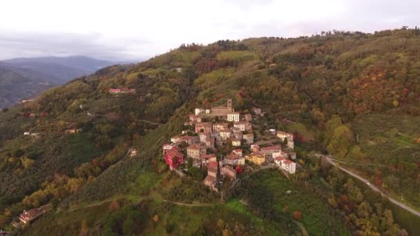 Vue aérienne, magnifique petit village sur la colline survolant, au milieu des couleurs de l'automne — Video