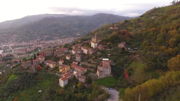 Luchtfoto shot, prachtig klein dorpje op de heuvel viaduct, in het midden van de herfst kleuren — Stockvideo