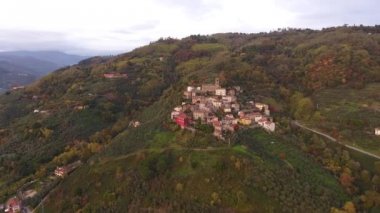 Sonbahar renkleri ortasında tepe geçidi hava atış, muhteşem küçükbir köyün