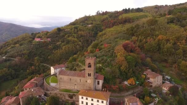 Scatto aereo, splendido paesino sulla collina cavalcavia, in mezzo ai colori autunnali — Video Stock