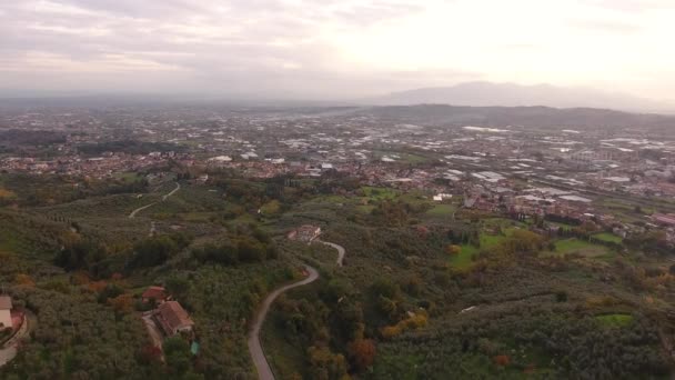 Plano aéreo, hermoso pequeño pueblo en el paso elevado de la colina, en medio de los colores de otoño — Vídeo de stock