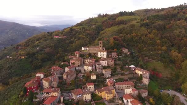 Vue aérienne, magnifique petit village sur la colline survolant, au milieu des couleurs de l'automne — Video