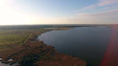 Havadan çekim, manzara, alanlar ve büyük bir göl üzerinde uçan düşmek