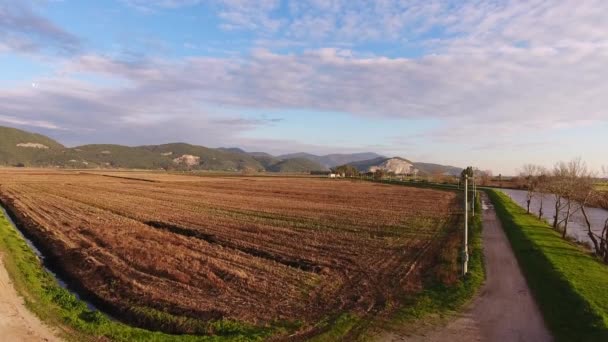 Vue aérienne, paysage d'automne, vol au-dessus des champs et un énorme lac 
