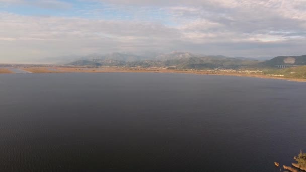 Tiro aéreo, queda paisagem, voando acima dos campos e um enorme lago — Vídeo de Stock