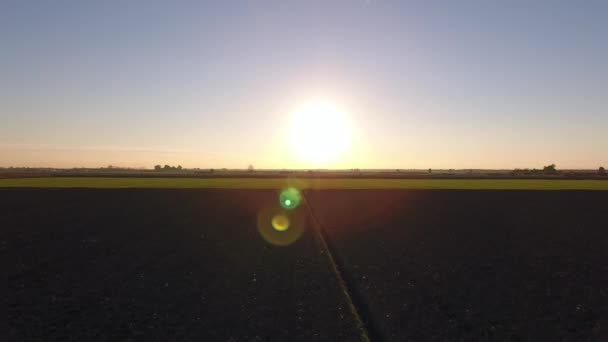 Légi felvétel esik táj, mezők és egy kis folyó fölött repül — Stock videók