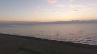 Atış, sonbahar günbatımı üzerinde sakin denizde hava