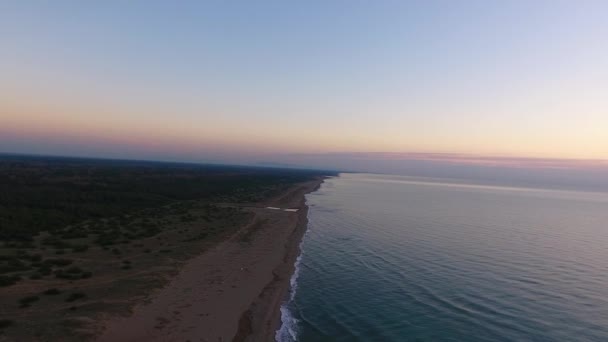 Tiro aéreo, mar calmo no outono no por do sol — Vídeo de Stock