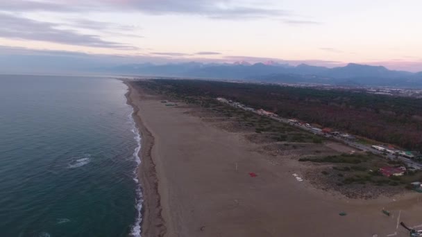 Tiro aéreo, mar calmo no outono no por do sol — Vídeo de Stock