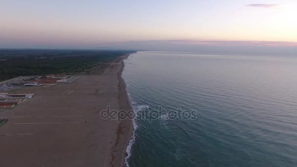 Воздушный кадр, спокойное море осенью на закате — стоковое видео