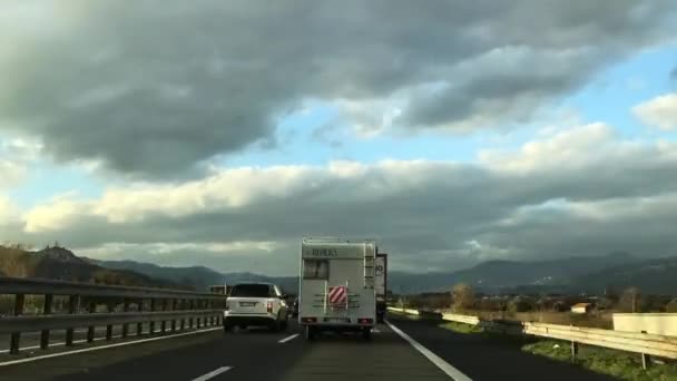 Hyper vervallen op de snelweg in Toscane, Italië — Stockvideo