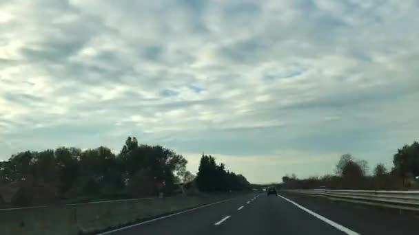 Überholmanöver auf der Autobahn in der Toskana — Stockvideo