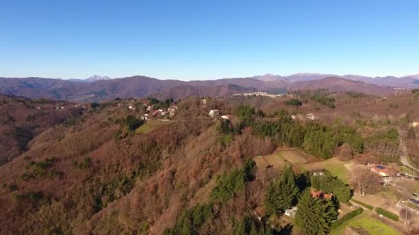 Vue aérienne, collines magnifiques dans le brouillard du matin, soleil haut dans le ciel et belles couleurs d'automne — Video