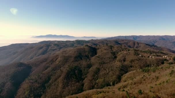 Luftaufnahme, wunderschöne Hügel im Morgennebel, Sonne hoch am Himmel und schöne Herbstfarben — Stockvideo