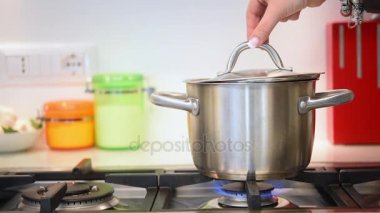  Tencerede kaynar su gaz sobası, seçici odak üzerinde makarna koyarak slow motion video
