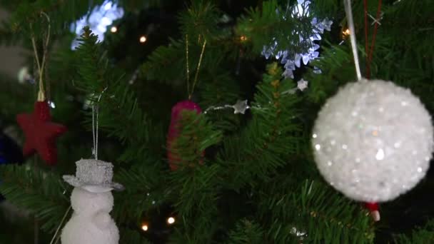 Vidéo de décorations de Noël sur l'arbre de Noël, mise au point sélective — Video