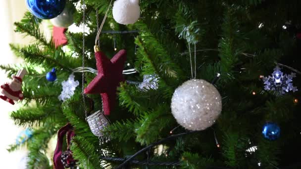 Vidéo de décorations de Noël sur l'arbre de Noël, mise au point sélective — Video