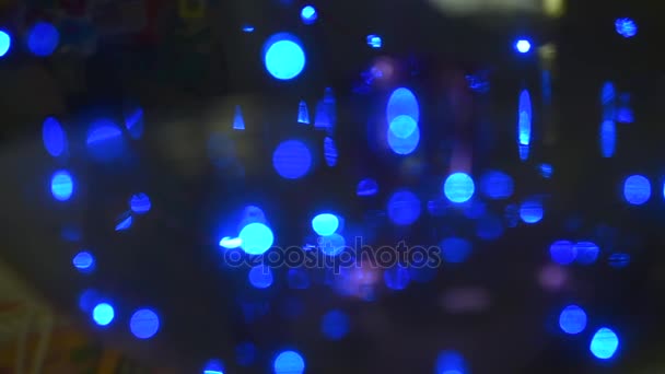 Vídeo de luzes azuis na tigela de vidro, foco seletivo — Vídeo de Stock