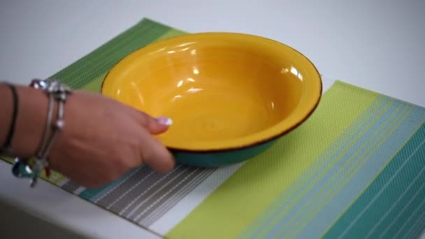 素敵なプレート、選択と集中でテーブルを置くことのビデオ — ストック動画