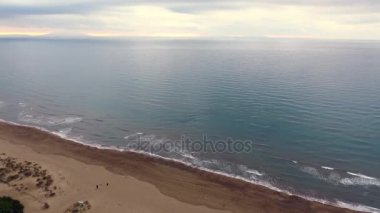 Atış, Toskana, İtalya, sakin denizde Sunset'teki sonbaharda hava drone ile filme