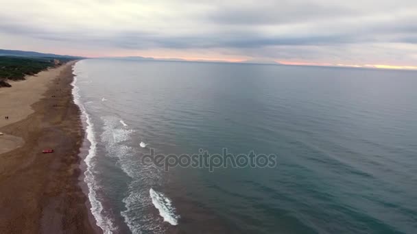 Снимок с воздуха, спокойное море осенью на закате, в Тоскане, Италия, снятый дроном — стоковое видео