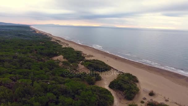 Антена постріл, спокійне море у падінні на захід сонця, в Тоскані, Італія, знятий з drone — стокове відео