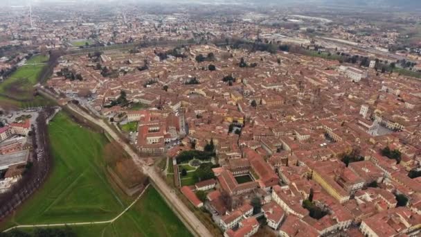 ドローンで空中ショット、トスカーナ、イタリアの真ん中に古代の町ルッカ市の美しいパノラマ撮影 — ストック動画