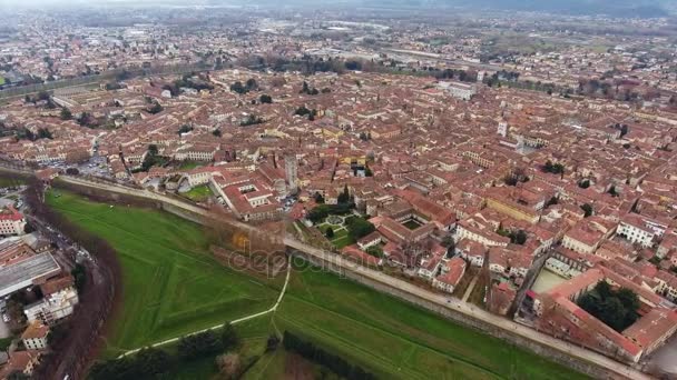 ドローンで空中ショット、トスカーナ、イタリアの真ん中に古代の町ルッカ市の美しいパノラマ撮影 — ストック動画