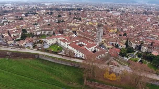 Fotografia aérea, belo panorama da cidade de Lucca, uma antiga cidade no meio da Toscana, Itália, filmado com drone — Vídeo de Stock