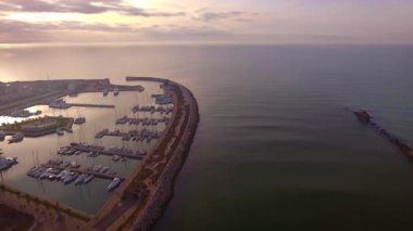 Atış, kış günbatımı, küçük limanda Pisa, Toskana, İtalya, anteni drone ile filme