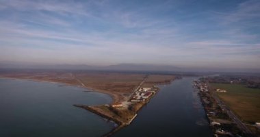 Atış, kış günbatımı, küçük limanda Pisa, Toskana, İtalya, anteni drone ile filme