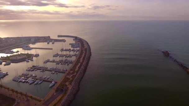 Antenn skott, liten hamn i vinter solnedgången, i Pisa, Toscana, Italien, filmade med drönare — Stockvideo