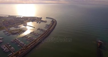 Atış, kış günbatımı, küçük limanda Pisa, Toskana, İtalya, anteni drone ile filme