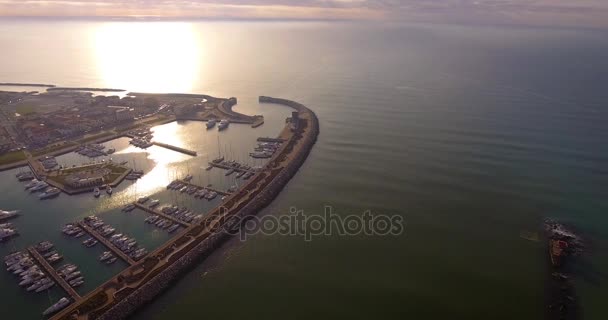 Luftaufnahme, kleiner Hafen im winterlichen Sonnenuntergang, in Pisa, Toskana, Italien, gefilmt mit Drohne — Stockvideo