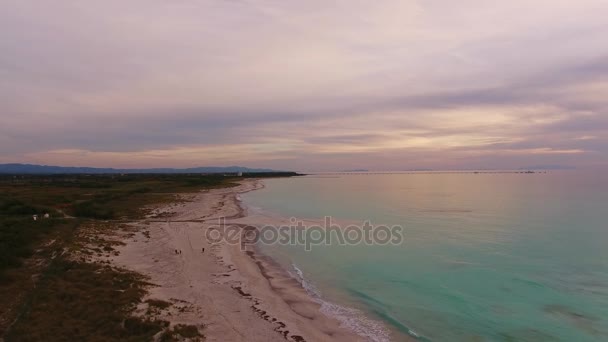 Aerial strzał, wspaniałe białej plaży o zachodzie słońca, piękne chmury i bardzo spokojne morze, nakręcony z drone — Wideo stockowe