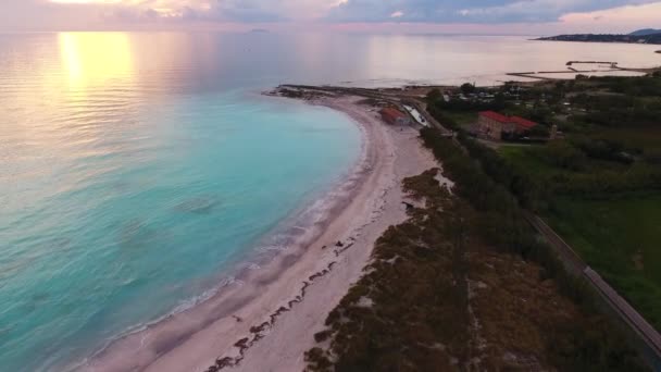 Tiro aéreo, incrivelmente belo mar calmo ao pôr do sol luz com muitas nuvens, filmado com drone — Vídeo de Stock