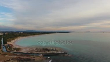 Hava atış, ile lots-in bulutlar, gün batımı ışıkta inanılmaz güzel sakin deniz uçağı ile filme