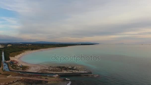 Повітряний постріл, неймовірно красиве спокійне море на заході сонця з великою кількістю хмар, знятих безпілотником — стокове відео