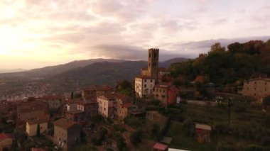 Hava atış, doğanın ortasında tepe geçidi üzerinde muhteşem küçük kasaba drone ile filme
